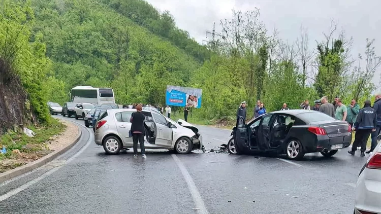 Sudar autobusa i dva automobila, teže ozlijeđena jedna osoba