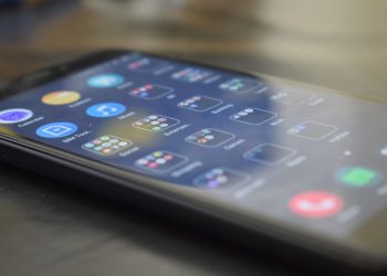 Xiaomi 16 navodno dolazi s većim zaslonom i većom baterijom