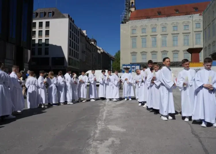 Prva sveta pričest u Münchenu okupila 140 hrvatskih prvopričesnika