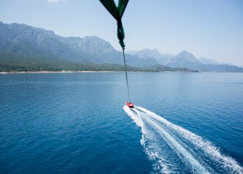 Budva: Mlada djevojka poginula prilikom parasailinga