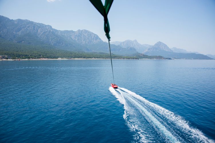 Budva: Mlada djevojka poginula prilikom parasailinga