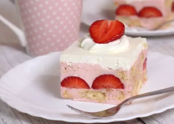 Recept za brzi kolač s jagodama i pudingom