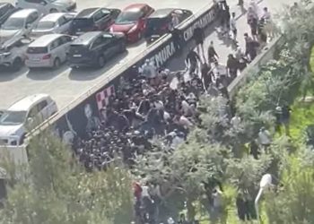 (VIDEO) Pogledajte kako vezani navijač bježi policiji nakon masovne tučnjave Torcide i BBB u Splitu