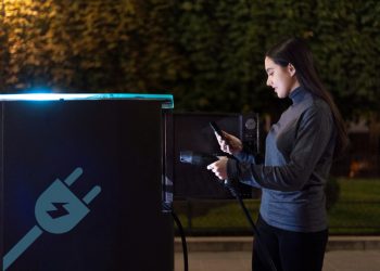 Električni auto na običnu utičnicu? Evo što kažu stručnjaci