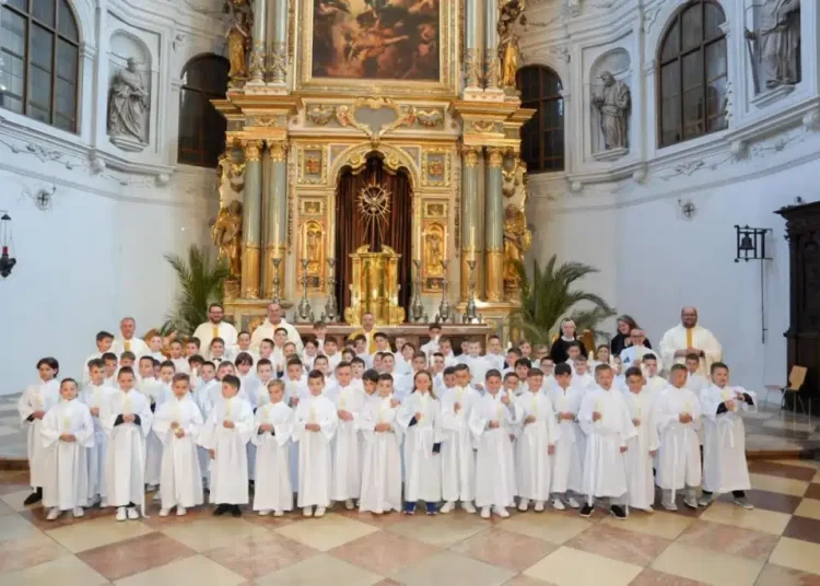 Prva sveta pričest u Münchenu okupila 140 hrvatskih prvopričesnika