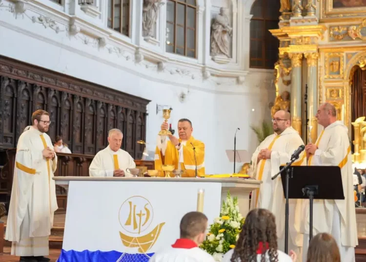 Prva sveta pričest u Münchenu okupila 140 hrvatskih prvopričesnika