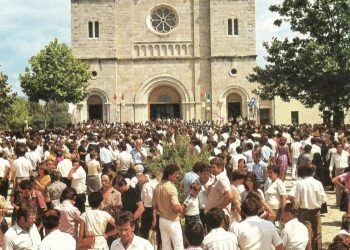 Iz prošlosti Širokog Brijeg: Razglednica crkve s vjernicima