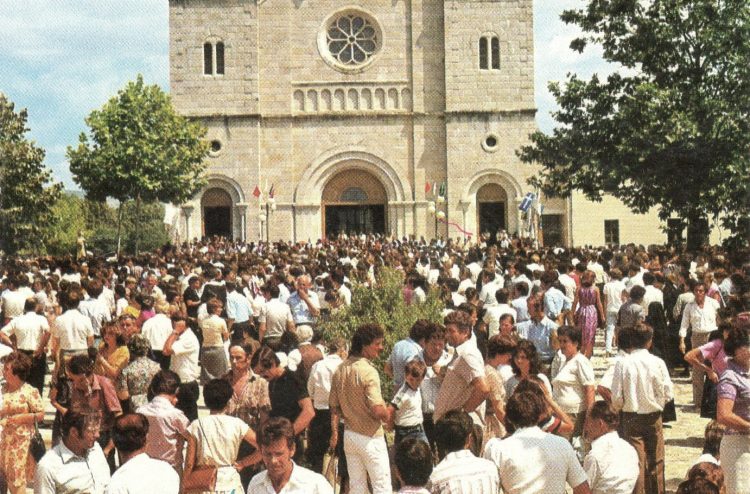 Iz prošlosti Širokog Brijeg: Razglednica crkve s vjernicima