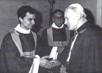 Prepoznajete li mladića koji se rukuje s Ivanom Pavlom II.?