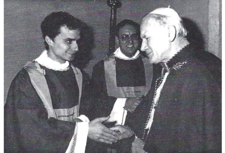 Prepoznajete li mladića koji se rukuje s Ivanom Pavlom II.?