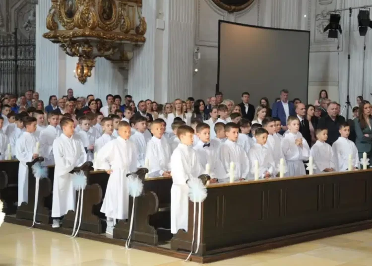 Prva sveta pričest u Münchenu okupila 140 hrvatskih prvopričesnika