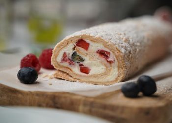 Proljetna beze rolada s kremom, malinama i jagodama