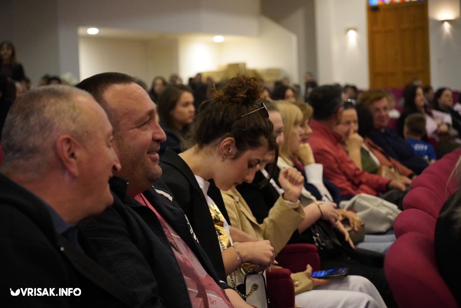 Široki Brijeg: Predstava “Dide, pobiše nam fratre” oduševila gledatelje
