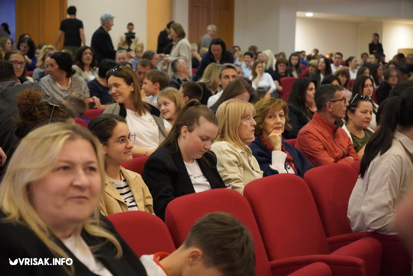 Široki Brijeg: Predstava “Dide, pobiše nam fratre” oduševila gledatelje