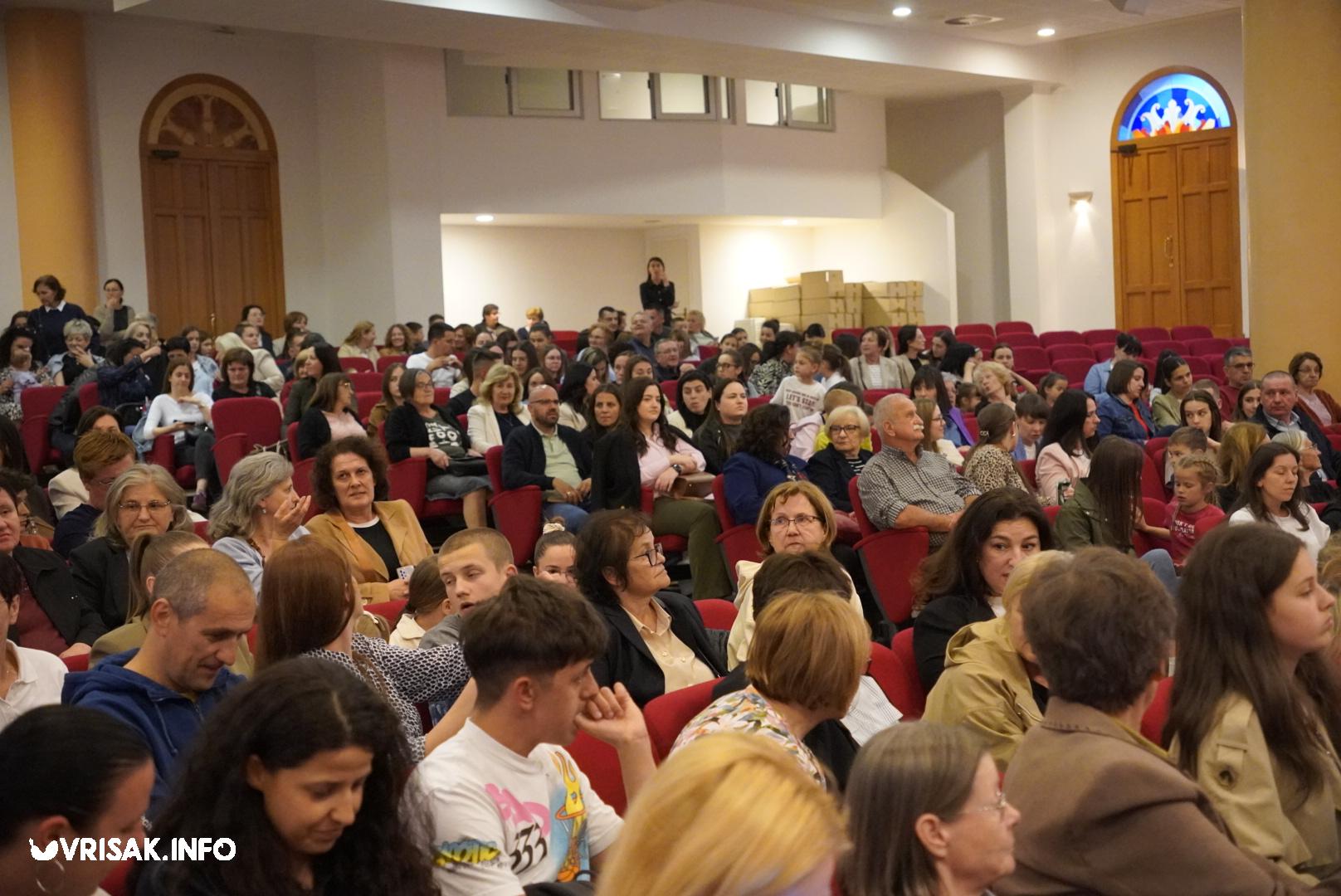 Široki Brijeg: Predstava “Dide, pobiše nam fratre” oduševila gledatelje