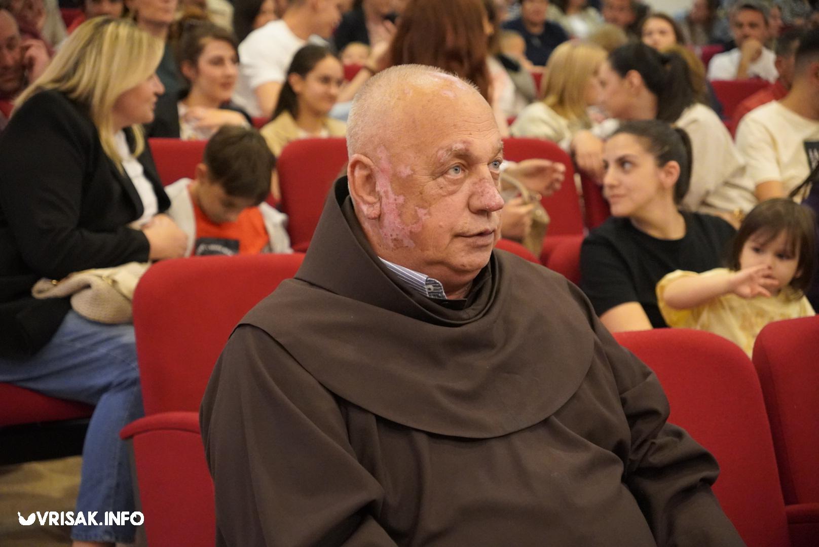 Široki Brijeg: Predstava “Dide, pobiše nam fratre” oduševila gledatelje