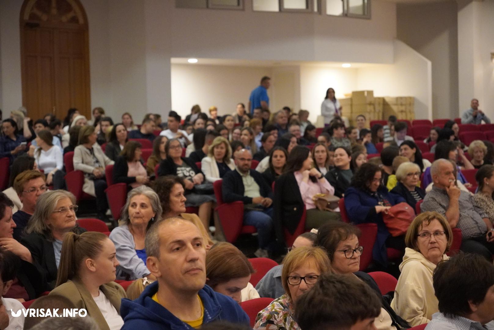 Široki Brijeg: Predstava “Dide, pobiše nam fratre” oduševila gledatelje