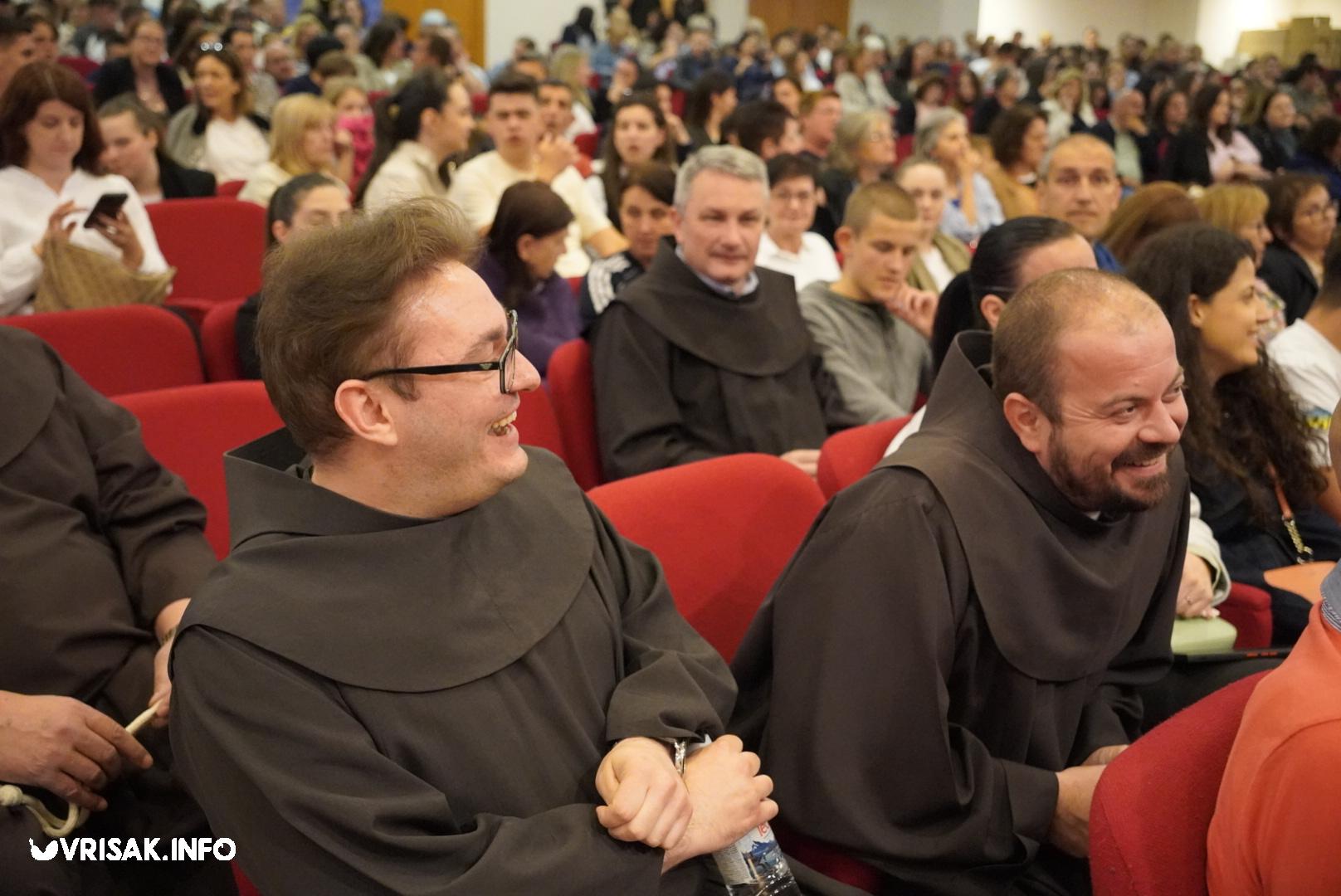 Široki Brijeg: Predstava “Dide, pobiše nam fratre” oduševila gledatelje