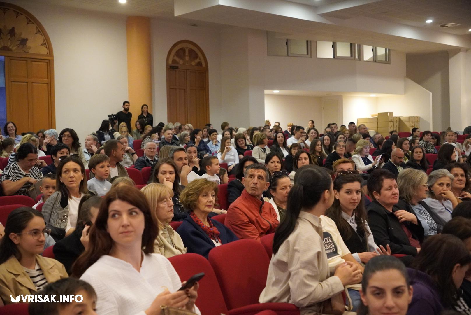 Široki Brijeg: Predstava “Dide, pobiše nam fratre” oduševila gledatelje