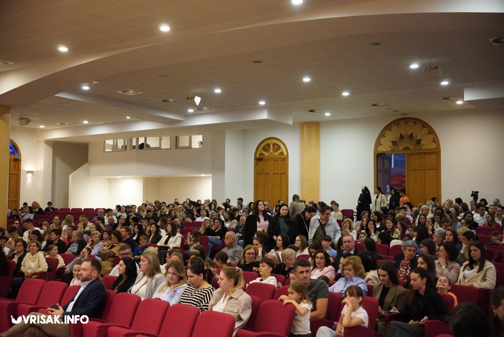 Široki Brijeg: Predstava “Dide, pobiše nam fratre” oduševila gledatelje