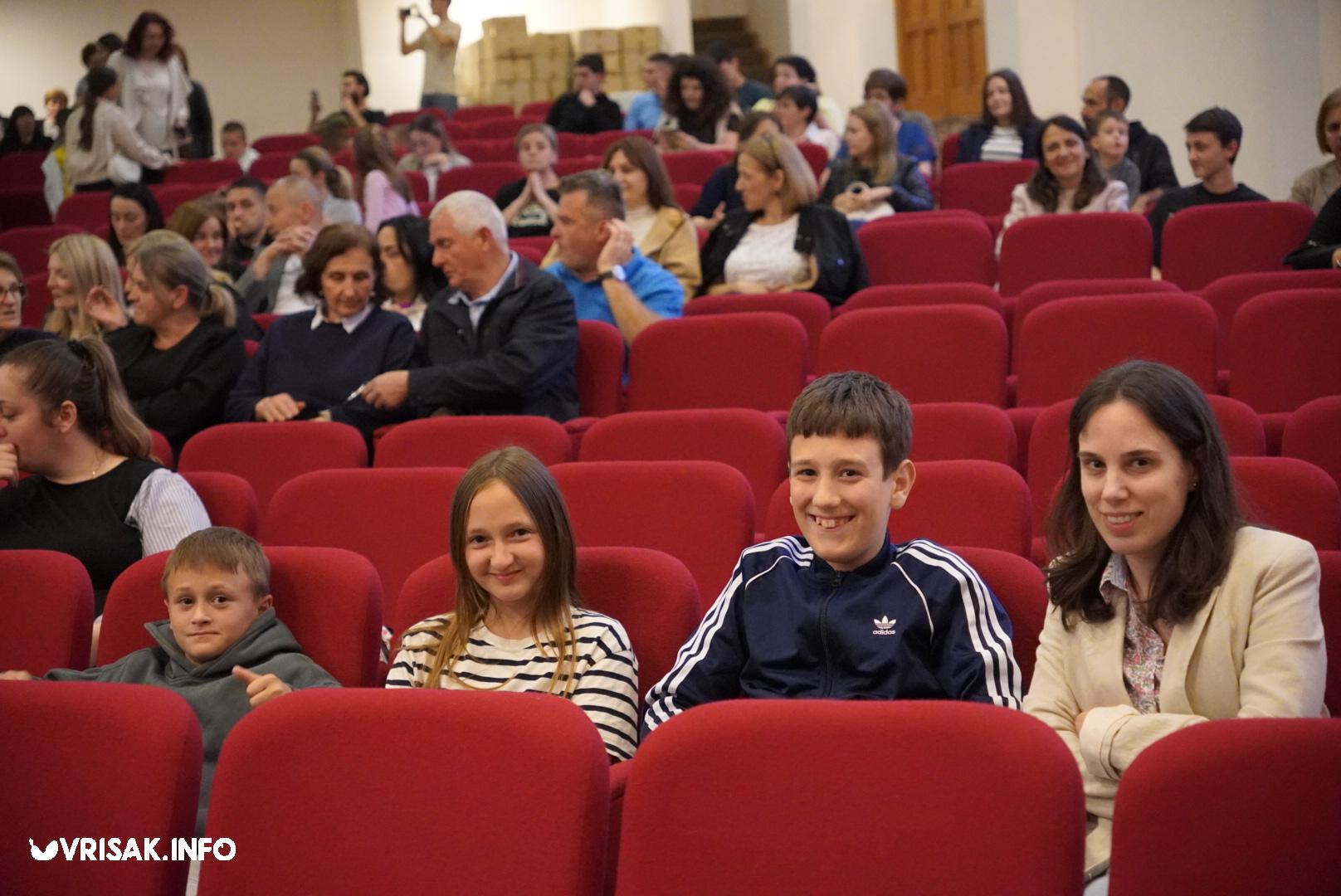 Široki Brijeg: Predstava “Dide, pobiše nam fratre” oduševila gledatelje