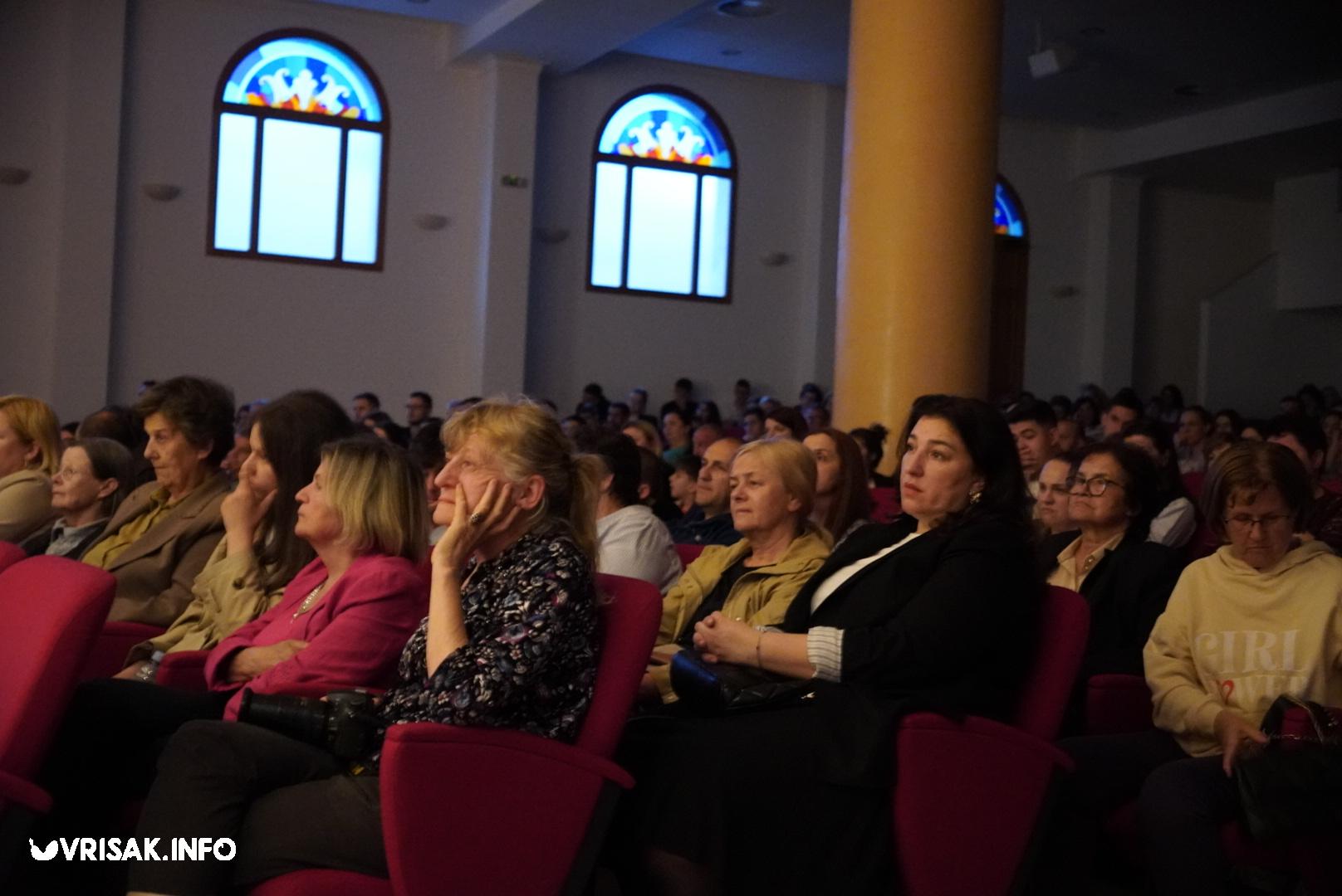 Široki Brijeg: Predstava “Dide, pobiše nam fratre” oduševila gledatelje