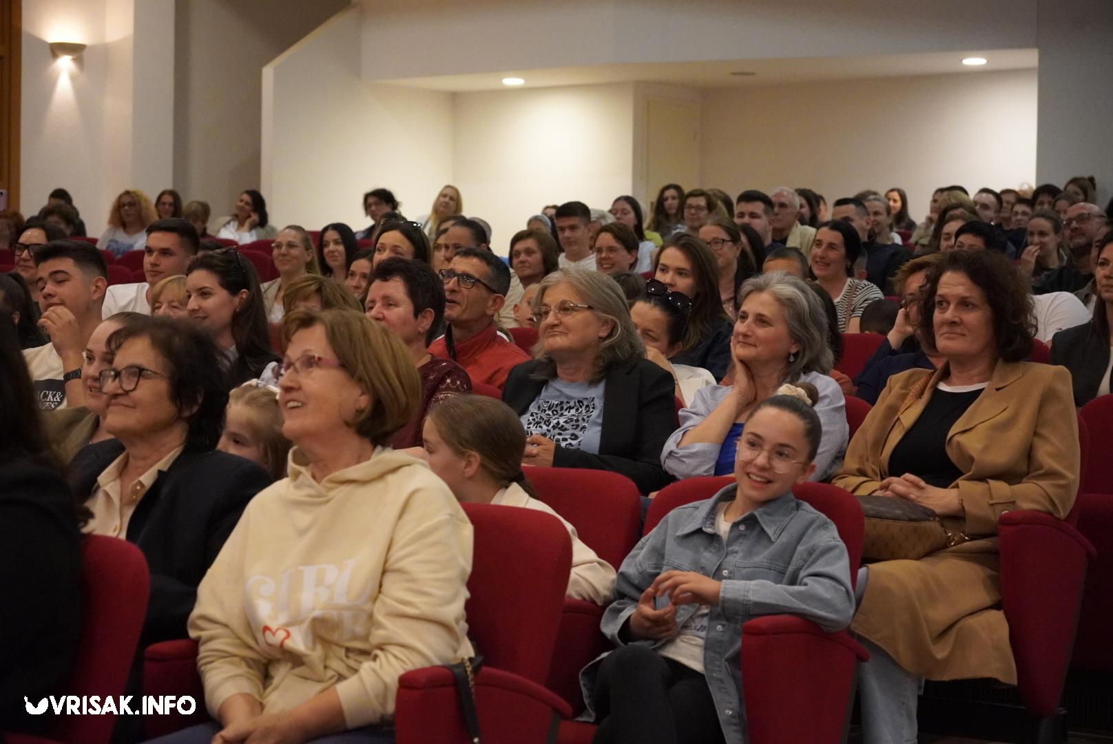 Široki Brijeg: Predstava “Dide, pobiše nam fratre” oduševila gledatelje