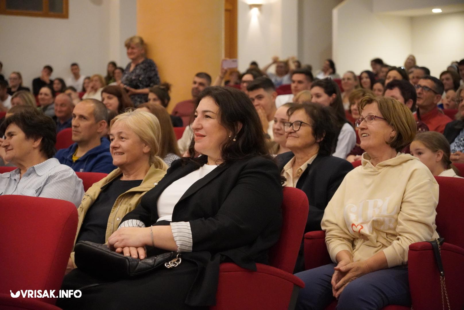 Široki Brijeg: Predstava “Dide, pobiše nam fratre” oduševila gledatelje