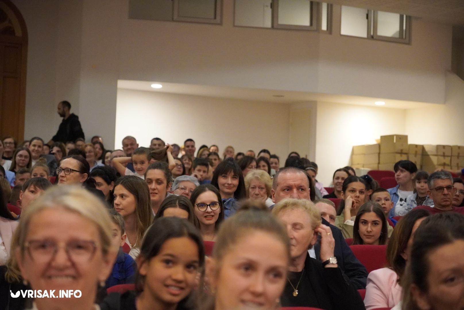 Široki Brijeg: Predstava “Dide, pobiše nam fratre” oduševila gledatelje