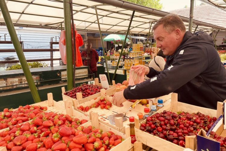 Evo koliko koštaju jagode i trešnje na čapljinskoj Veletržnici