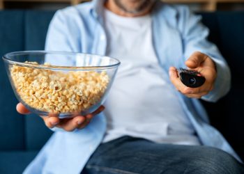 Evo što kažu stručnjaci o prekomjernom jedenju dok gledamo TV