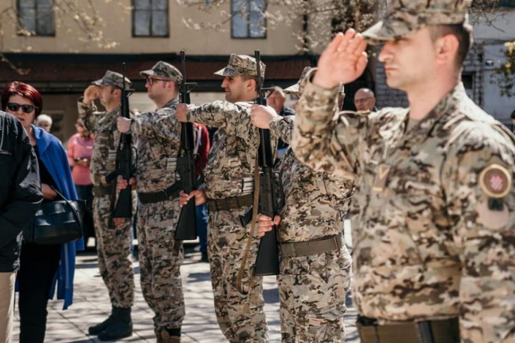 Rastu plaće vojnicima i policajcima u BiH
