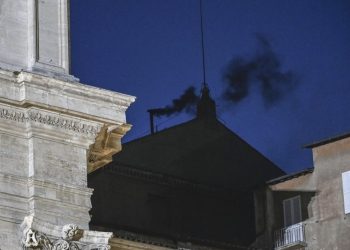 Iz Vatikana objasnili zbog čega je kasnilo puštanje dima