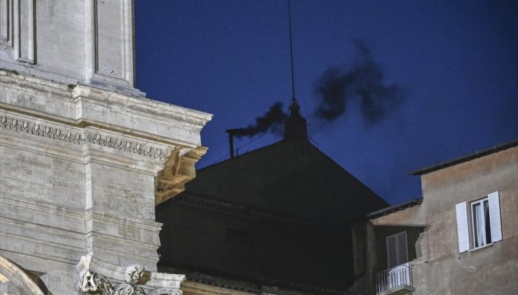 Iz Vatikana objasnili zbog čega je kasnilo puštanje dima