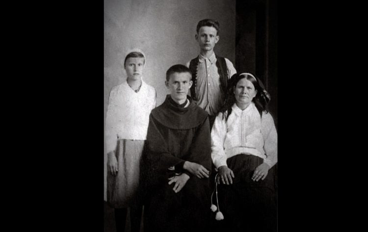 Iz prošlosti Širokog Brijega: Fra Andrija Topić s obitelji