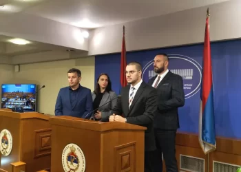 (VIDEO) Tragikomedija u Skupštini RS: Duel Stevandića i Vukanovića, kome treba terapija, kome psihijatrija