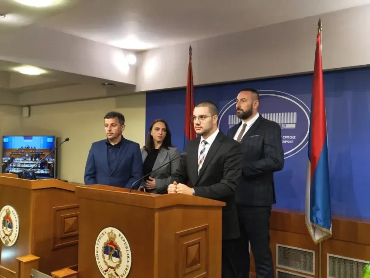 (VIDEO) Tragikomedija u Skupštini RS: Duel Stevandića i Vukanovića, kome treba terapija, kome psihijatrija