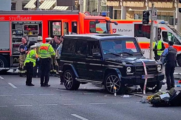 Luksuznim Mercedesom se zabio u ljude u centru Stuttgarta
