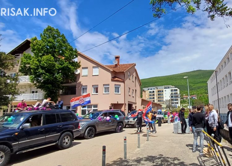 Posuški maturanti proslavili završetak školovanja