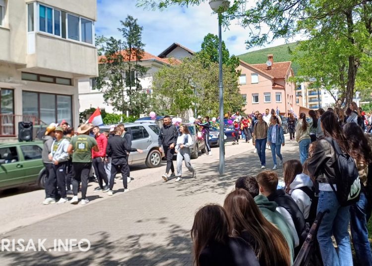 Posuški maturanti proslavili završetak školovanja