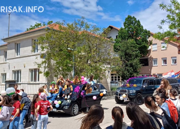 Posuški maturanti proslavili završetak školovanja