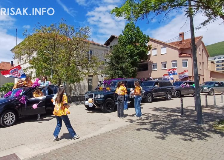 Posuški maturanti proslavili završetak školovanja