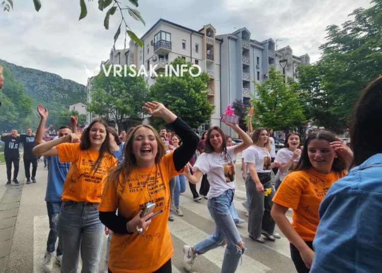 Ljubuški maturanti proslavili kraj srednjoškolskog obrazovanja uz pjesmu i ples