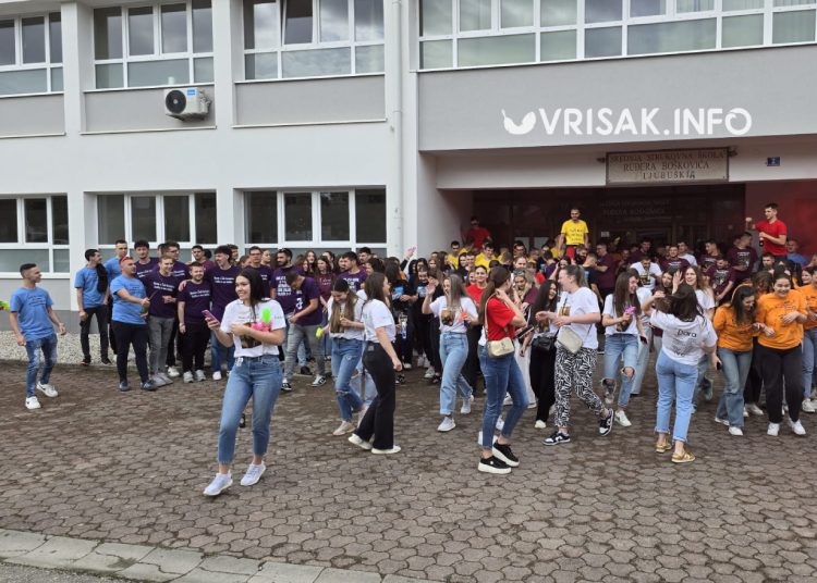 Ljubuški maturanti proslavili kraj srednjoškolskog obrazovanja uz pjesmu i ples