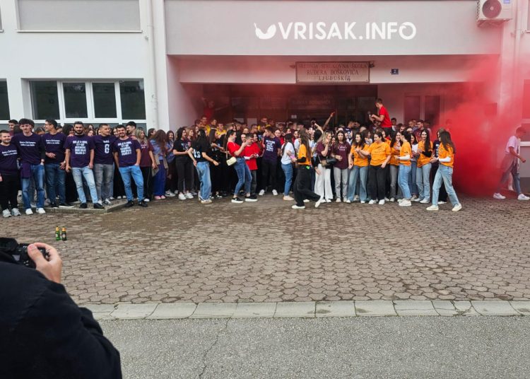 Ljubuški maturanti proslavili kraj srednjoškolskog obrazovanja uz pjesmu i ples