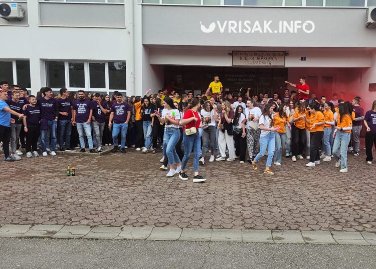 Ljubuški maturanti proslavili kraj srednjoškolskog obrazovanja uz pjesmu i ples