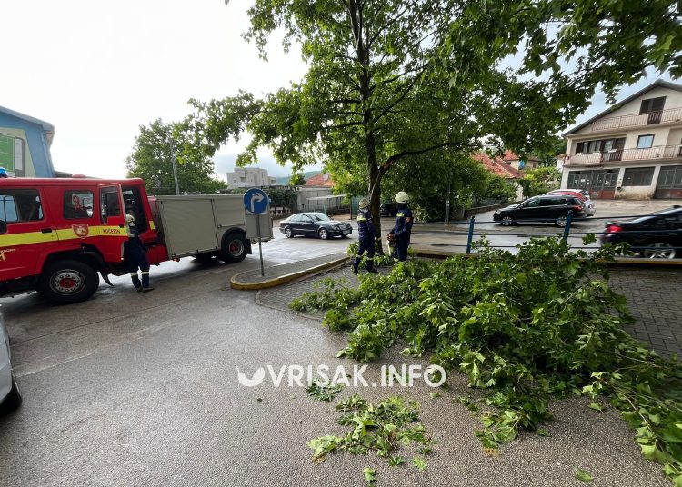 Nevrijeme poharalo Široki Brijeg: Poplavljeni objekti, vatrogasci spašavali ljude iz automobila