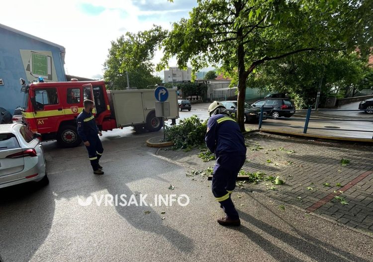 Nevrijeme poharalo Široki Brijeg: Poplavljeni objekti, vatrogasci spašavali ljude iz automobila
