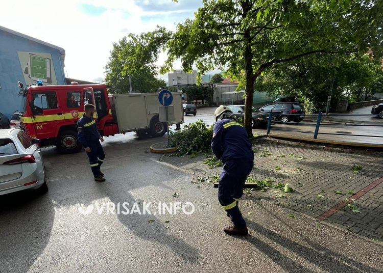 Nevrijeme poharalo Široki Brijeg: Poplavljeni objekti, vatrogasci spašavali ljude iz automobila