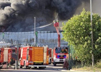 Požar u Dalmaciji: Gori Pevex u Kaštelima
